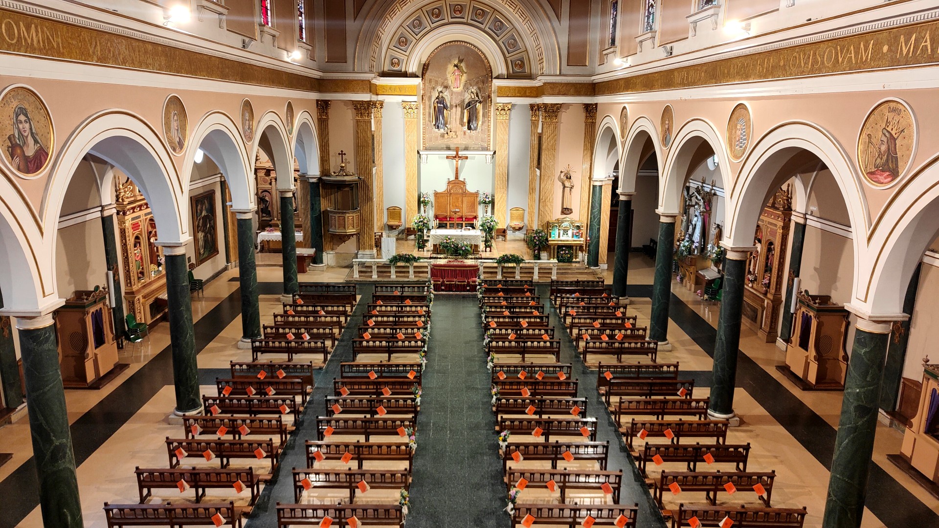 Iglesia preparada para la ceremonia